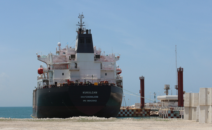 Petróleo y sus derivados, estables en puertos mexicanos